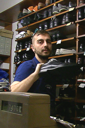 Alan Softic in seiner Schuhmacherei im Zürcher Enge-Quartier. Bereits reparierte Schuhe stehen abholbereit im Gestell. Auf den Schuhmacher warten noch viele Aufträge.