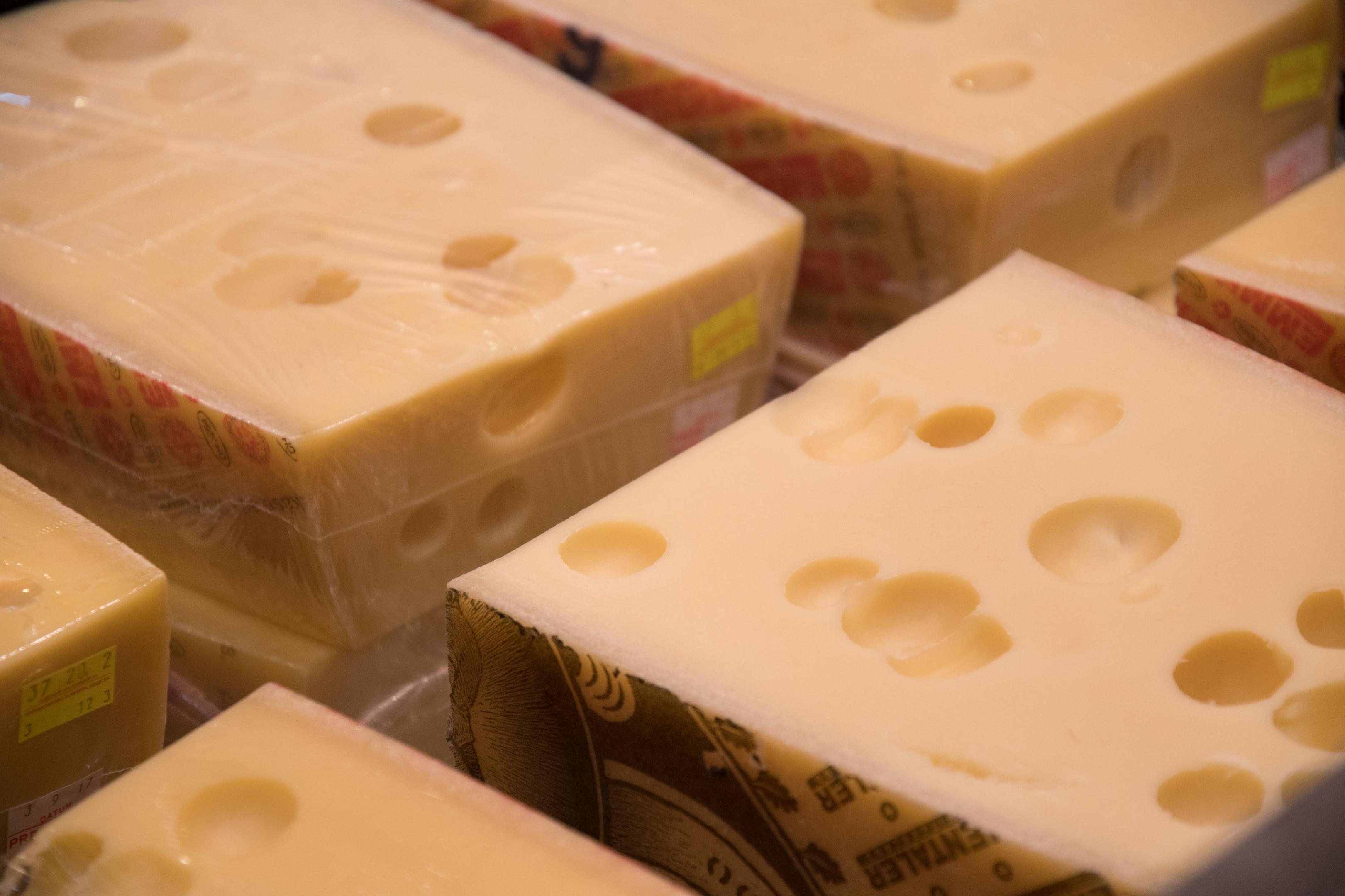 Ausser dem berühmten und traditionellen Emmentaler AOP findet man im Shop auch Non-Food-Artikel vom Käsemesser bis zur Molke-Körpermilch.
