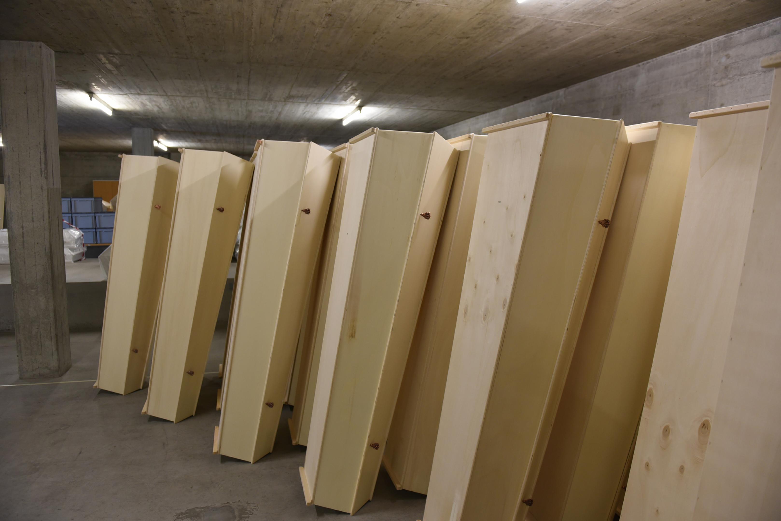 2016 verstarben alleine 3157 Stadtzürcher. Sie haben alle einen Züri-Sarg, die in einer integrativen Werkstatt gezimmert werden, zugute. Diese stehen im Sarglager – neben Modellen aus Edelholz und goldigen Verzierungen – bereit.
