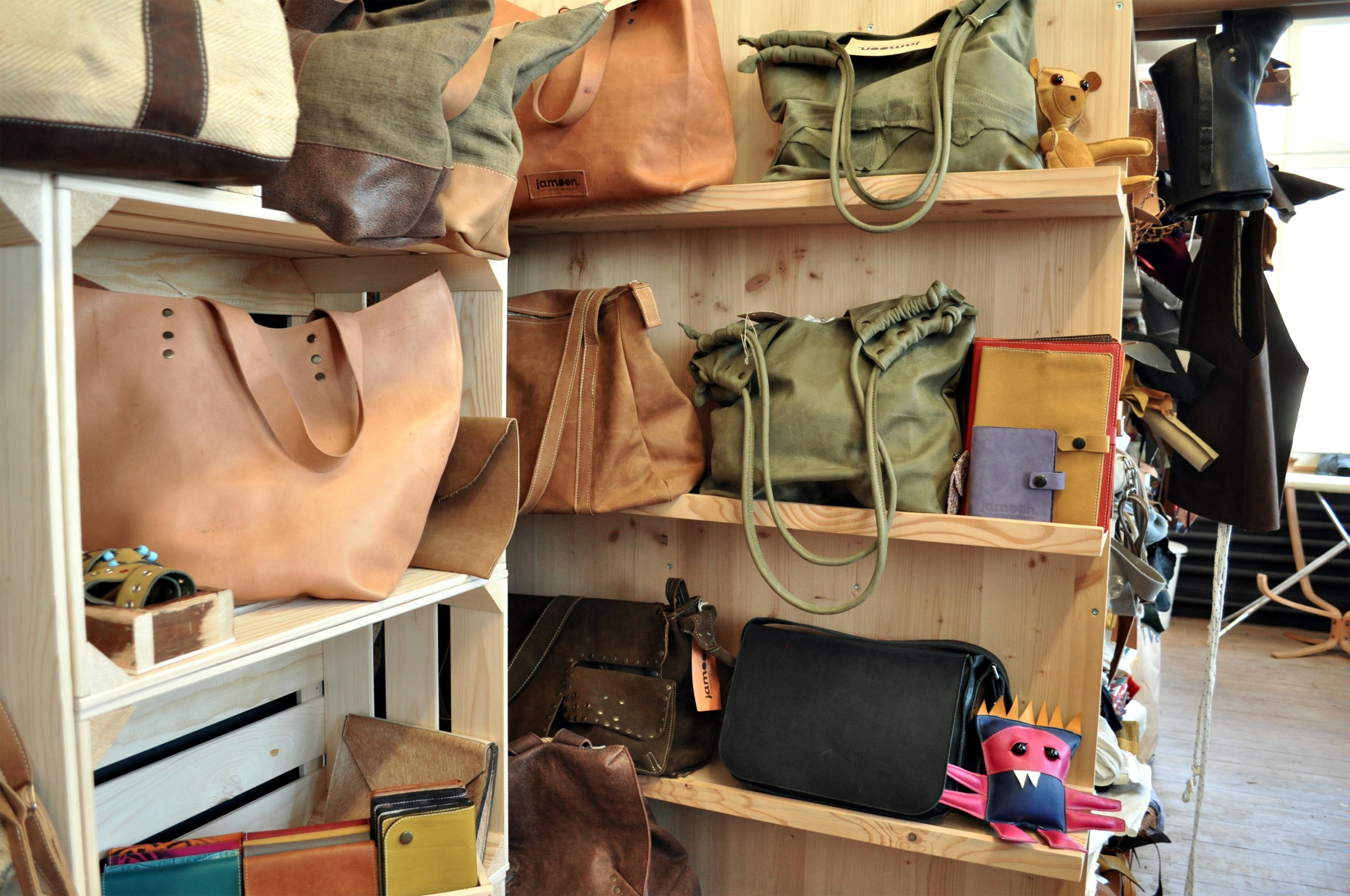 Die Taschen, Rucksäcke und Portemonnaies verkauft Manuela Oesch Olowu direkt in ihrem Atelier oder auf Online-Plattformen.