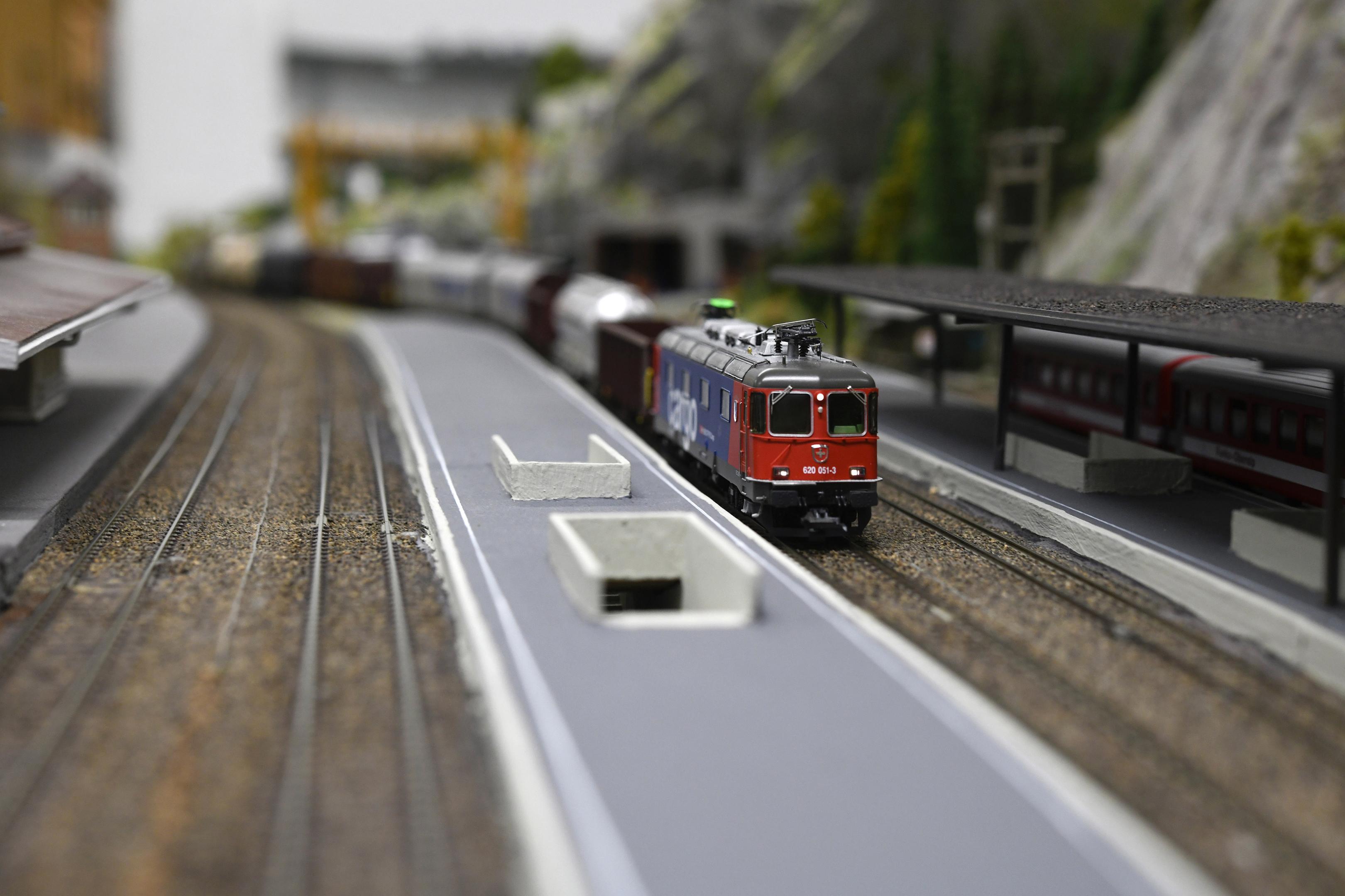 Kajetan Schwarz simuliert auf der Anlage Personen und Güterverkehr. Hier die Einfahrt der Lokomotive Re 6/6 mit einer Güterkombination.