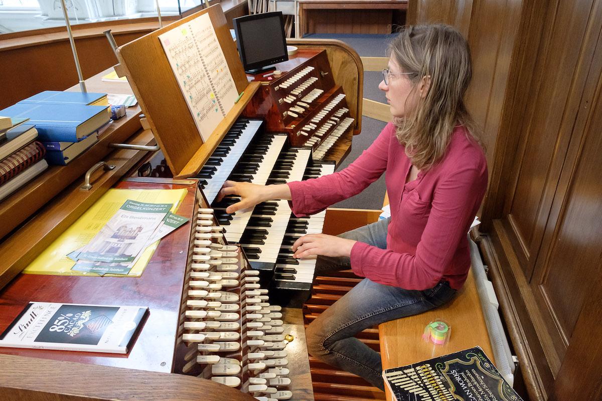 Els Bieseman wählt die Register und stellt den Klang auf einer Kirchenorgel zusammen.