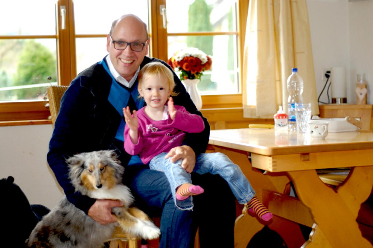 Matthias Wiemeyer in Laufen (BL) mit Tochter Julia, 2, und Hund Anouk