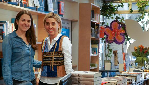 Sandra Balsiger und Karin König in der Altstadt-Buchhandlung Murten. 