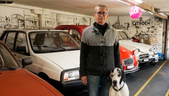 Citroën-Oldtimer-Händler und Döschwo-Restaurator Dave Anrig in seiner Werkstatt: CitroënClassic Anrig Automobile AG