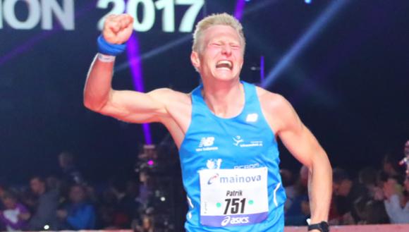 Patrik Wägeli beim Zieleinlauf Frankfurt Marathon 2017 in 02:17:02 