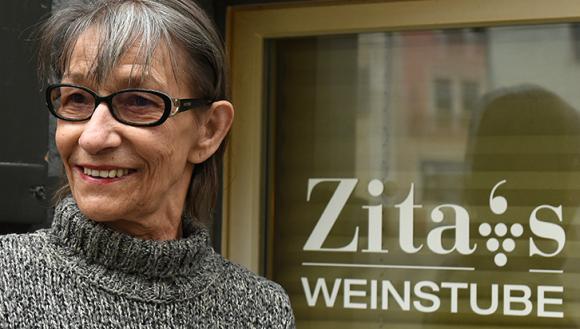 Zita Peter, 76, vor ihrem Lokal «Zitas Weinstube». Sie selbst sagt, sie sei die älteste Bardame in Aarau
