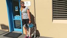 Siebrig Scheeres mit ihrem Hund Max vor ihrer Physiotherapiepraxis.