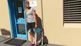 Siebrig Scheeres mit ihrem Hund Max vor ihrer Physiotherapiepraxis.